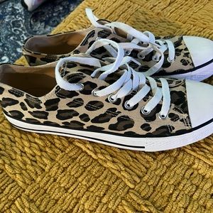 Converse style cheetah tennis shoes size 9